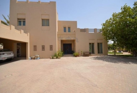 5 bedroom Villa to r...