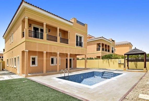 5 bedroom Villa to r...