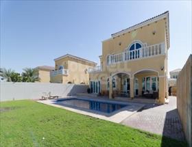 5 bedroom Villa to r...